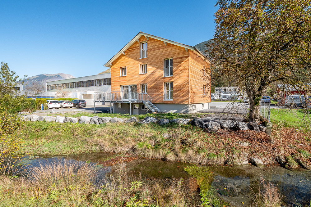 Holzverkleidetes Haus am Bach