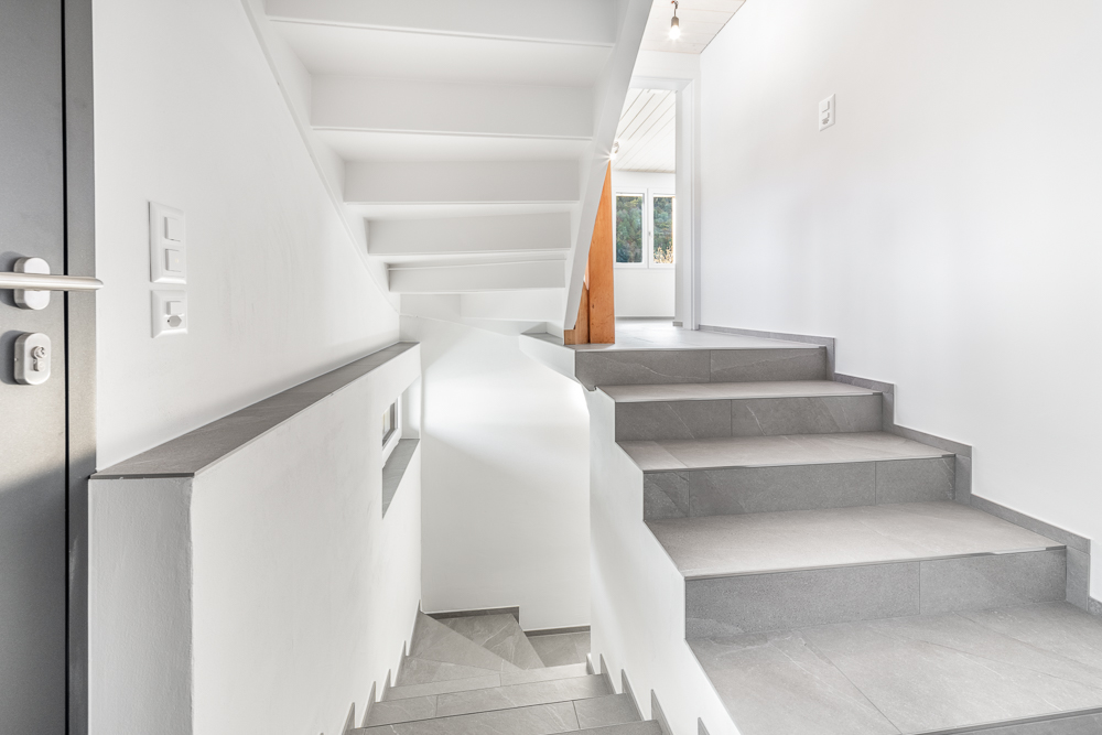 Treppenhaus mit grauen Stufen