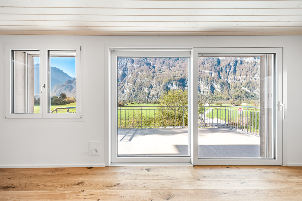 Heller Wohnraum mit Panoramablick auf Berge