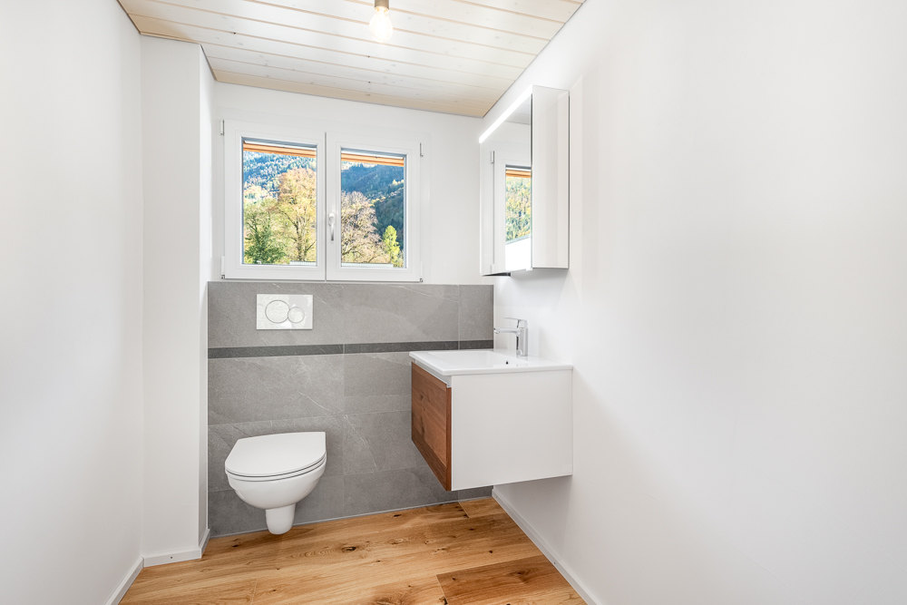 Modernes Gäste-WC mit Holzdekor