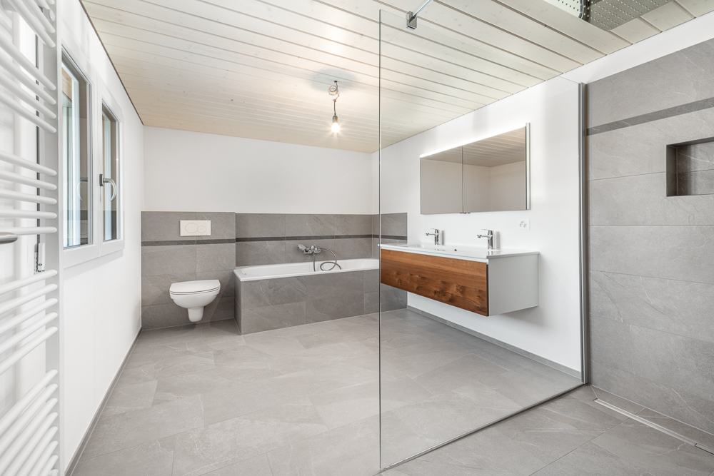 Modernes Badezimmer mit Badewanne und Waschtisch