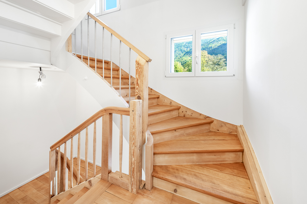 Treppenhaus mit Holztreppe