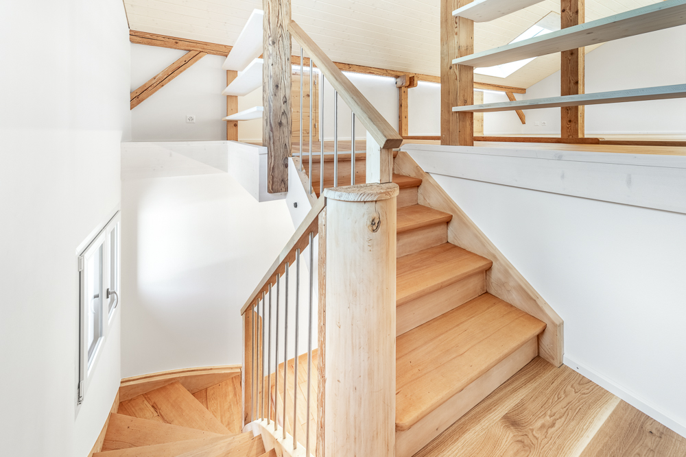 Treppenhaus mit Holzdetails