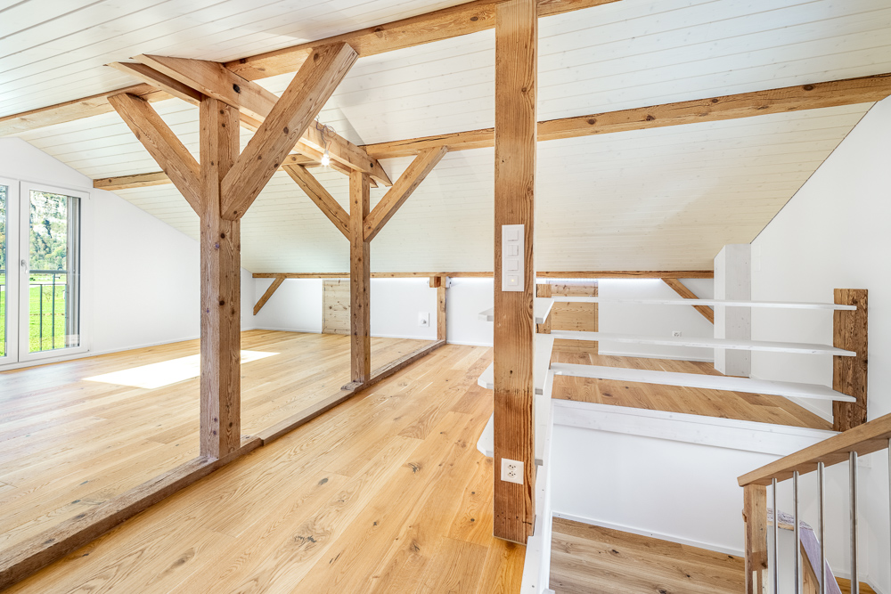 Ausgebauter Dachboden mit sichtbaren Holzbalken