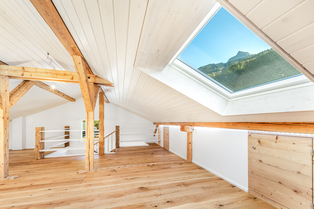 Dachgeschoss mit sichtbarem Gebälk und Dachfenster