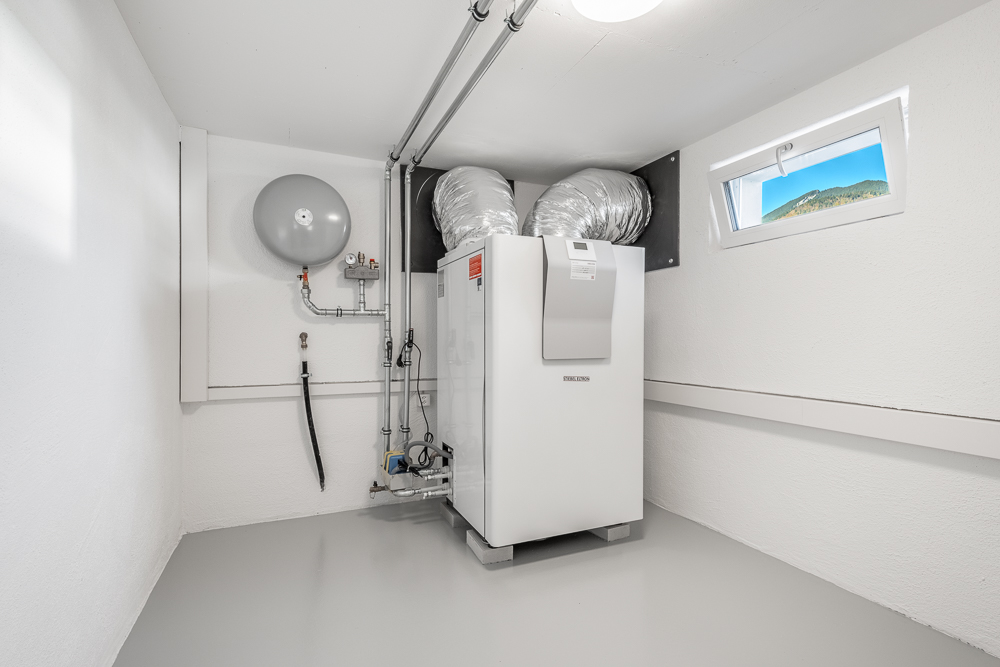 Technikraum mit Wärmepumpe