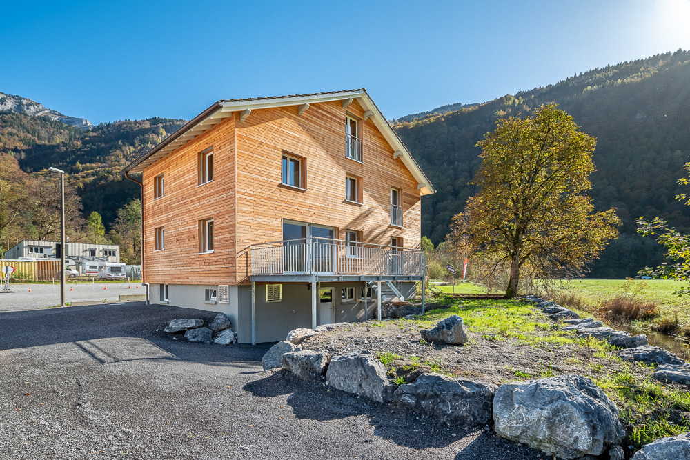 Holzhaus in Berglandschaft