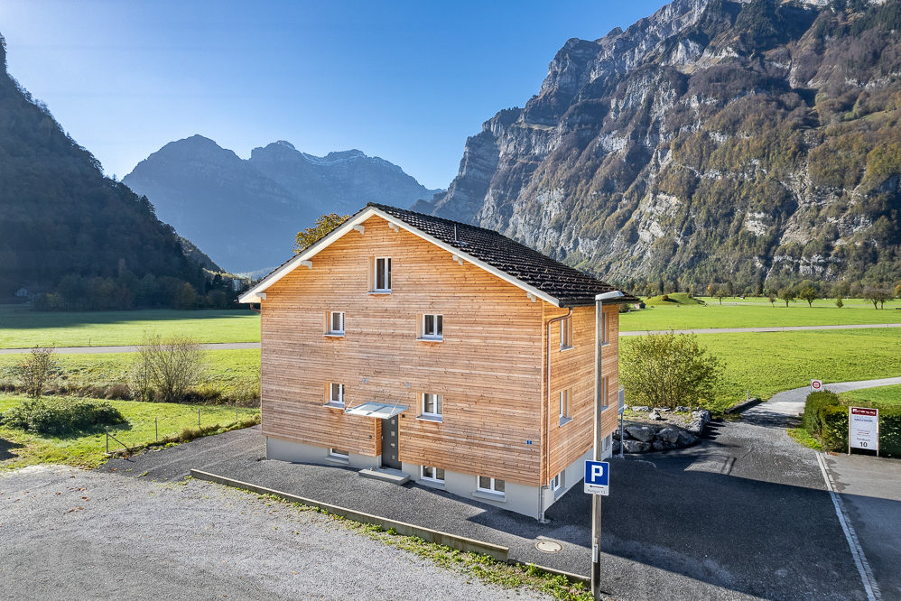 Holzhaus in alpiner Landschaft