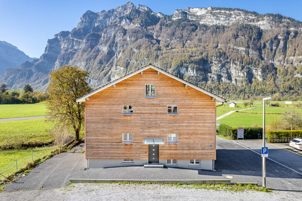 Mehrfamilienhaus mit Bergkulisse