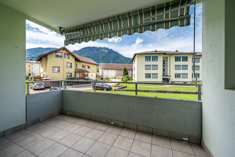 Überdachter Balkon mit Bergblick