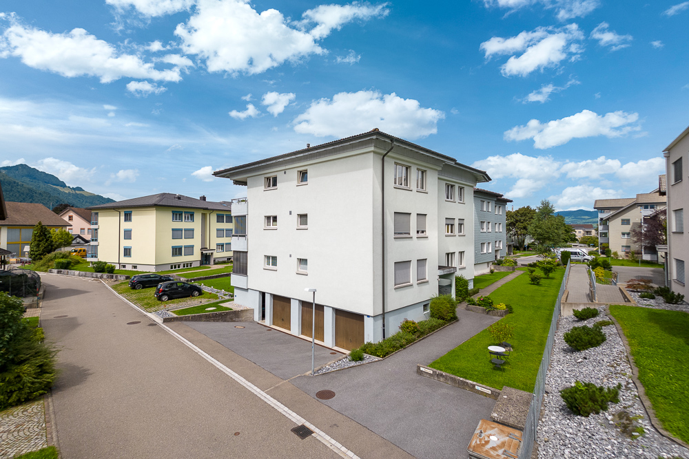 Wohnanlage mit Blick auf Mehrfamilienhäuser und Außenanlagen