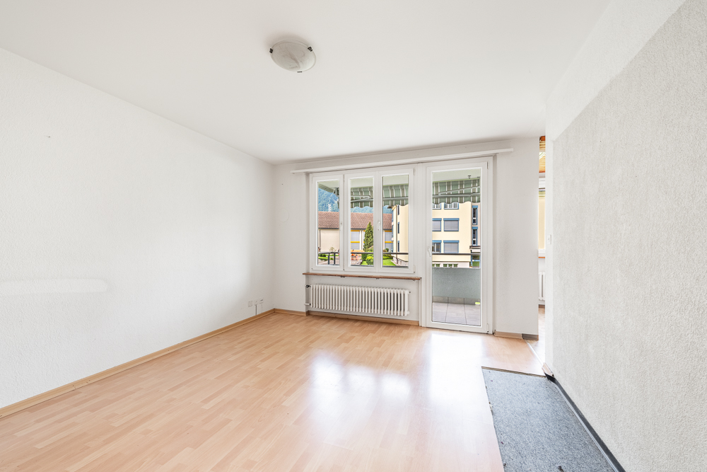 Heller leerer Wohnraum mit Balkon