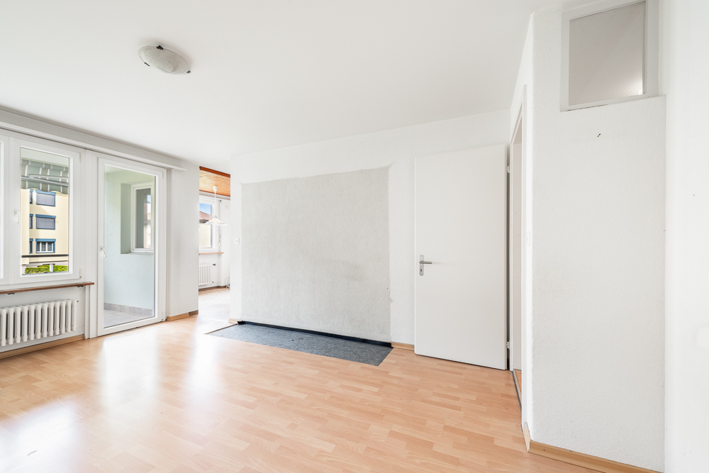 Helles, schlichtes Zimmer mit Balkonzugang