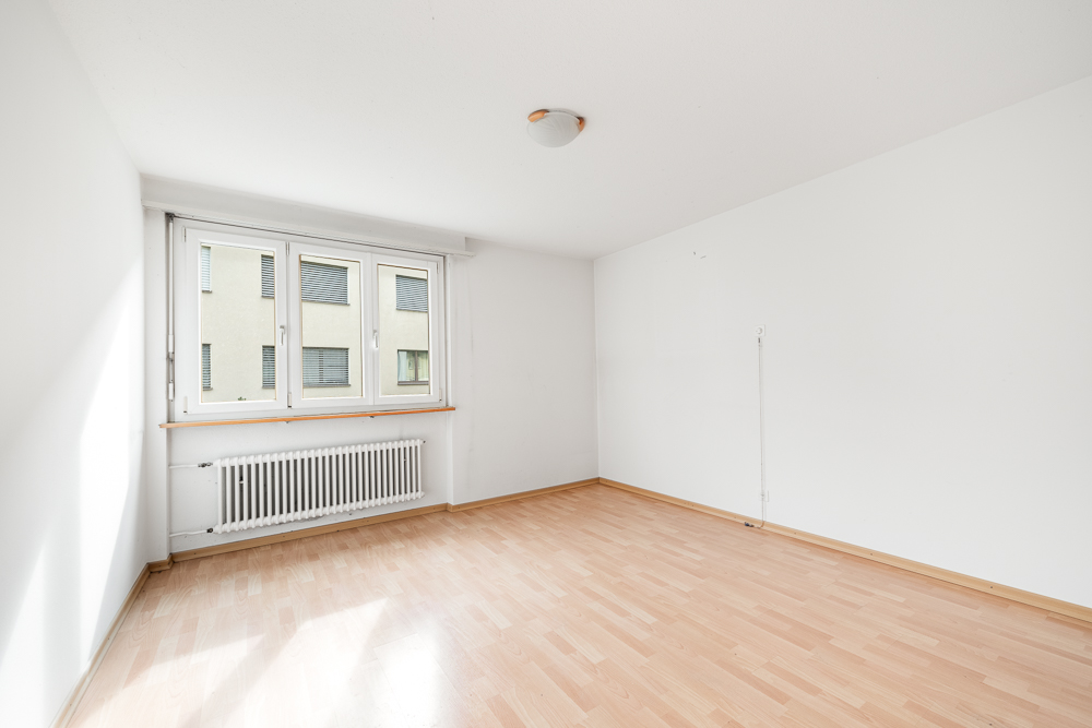 Leeres Zimmer mit Fenster und Heizkörper