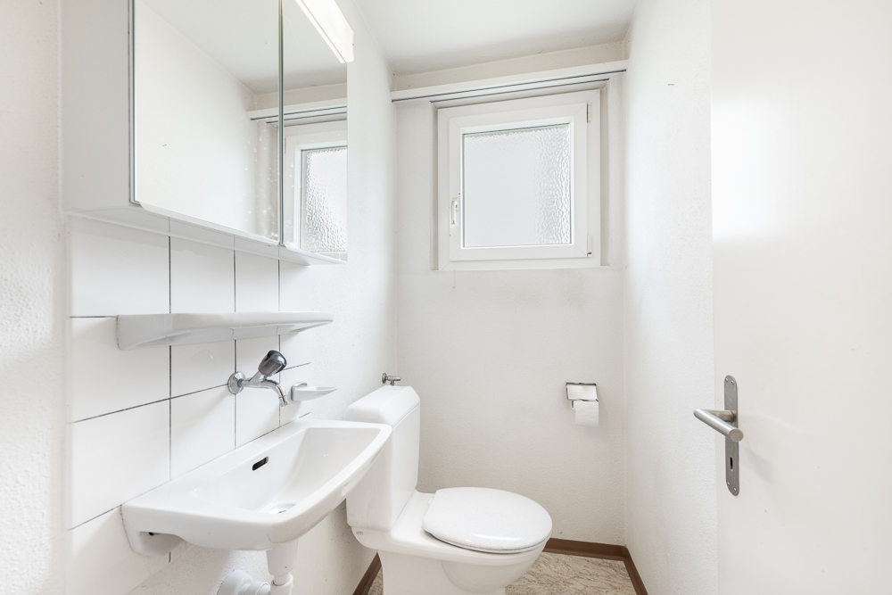 Gäste-WC mit schmalem Grundriss