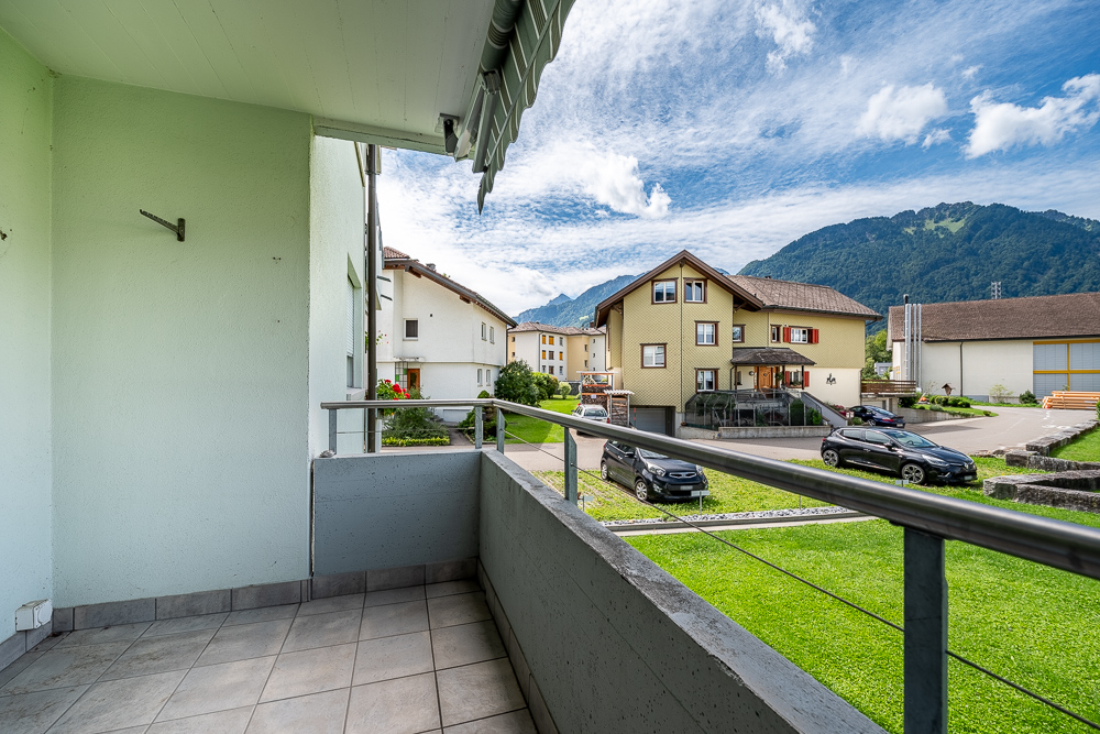 Balkon mit Berg- und Wohnsiedlungsblick