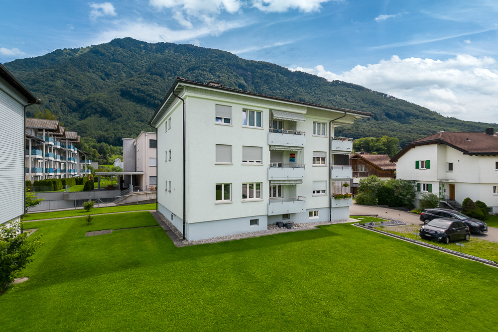 Wohnanlage mit Bergkulisse