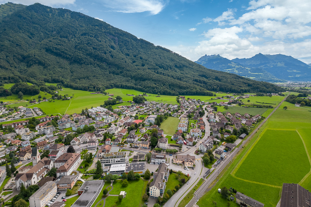 Luftaufnahme einer Alpentalsiedlung
