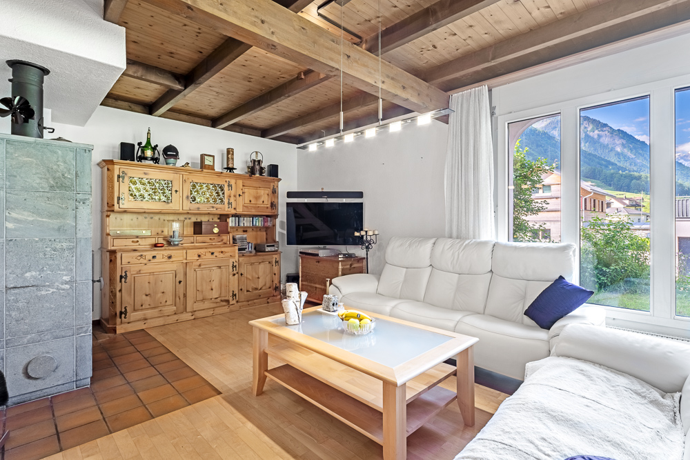 Gemütliches Wohnzimmer mit Bergblick