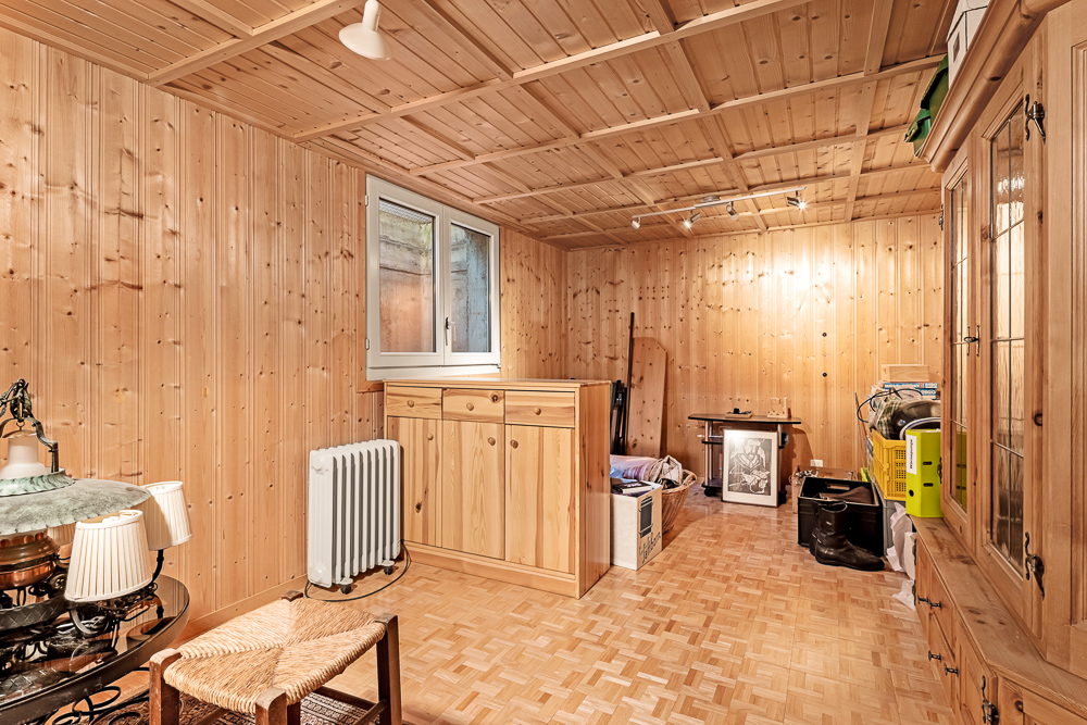 Holzverkleideter Hobbyraum mit Einbauschrank