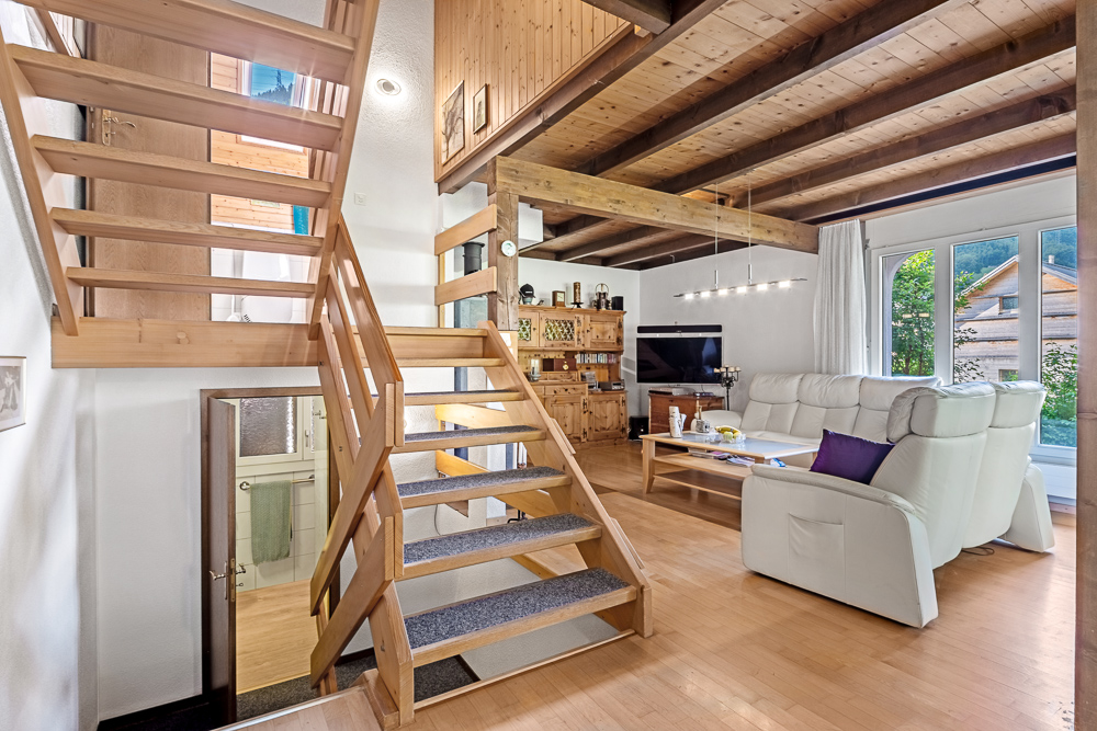 Offener Wohnbereich mit Holztreppe