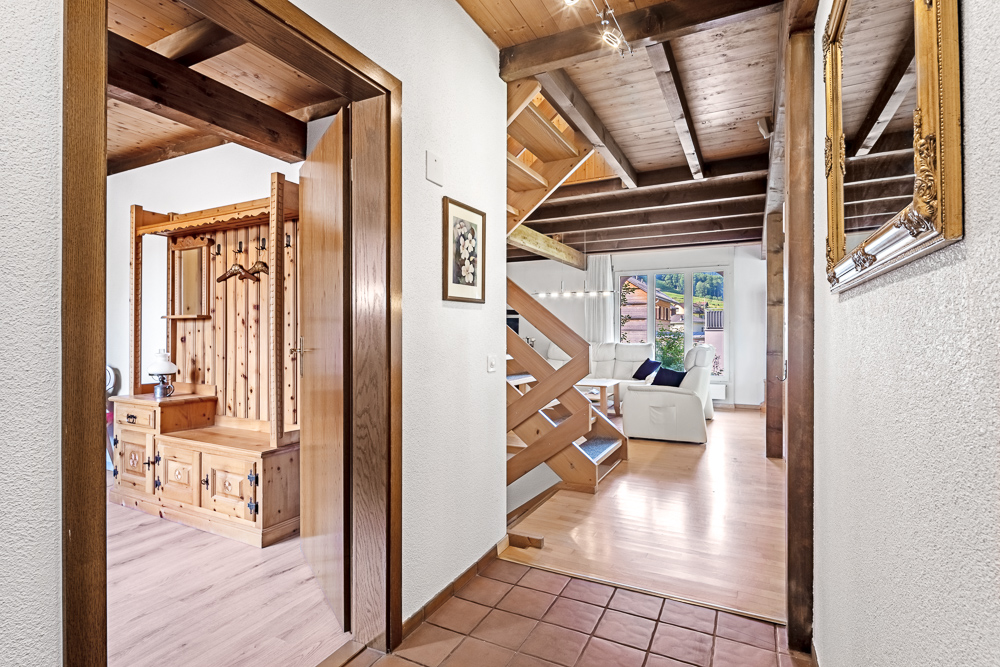 Gemütlicher Innenbereich mit Holztreppe und Wohnraum