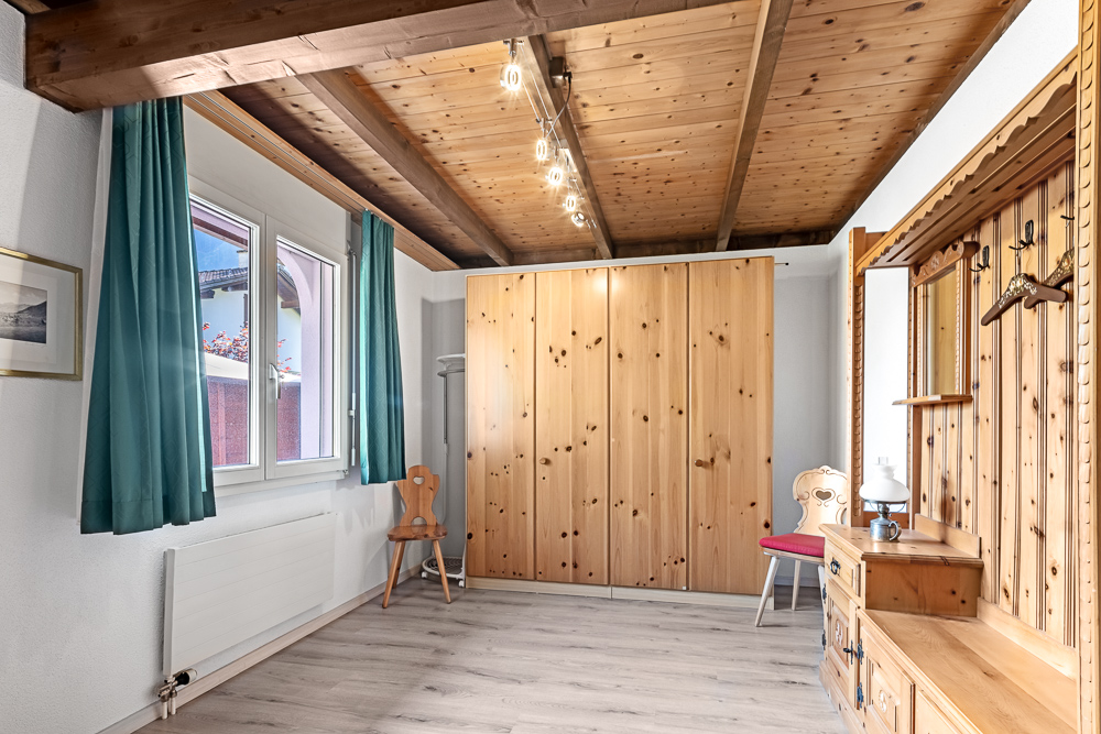Gemütliches Schlafzimmer mit Holzelementen