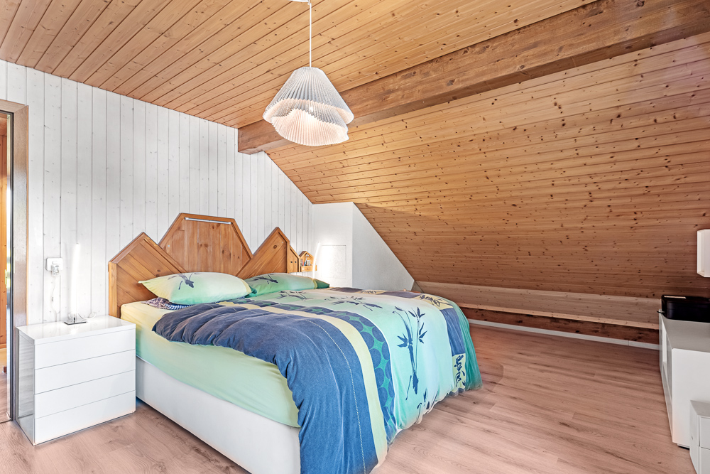 Dachgeschoss-Schlafzimmer mit Holzausbau