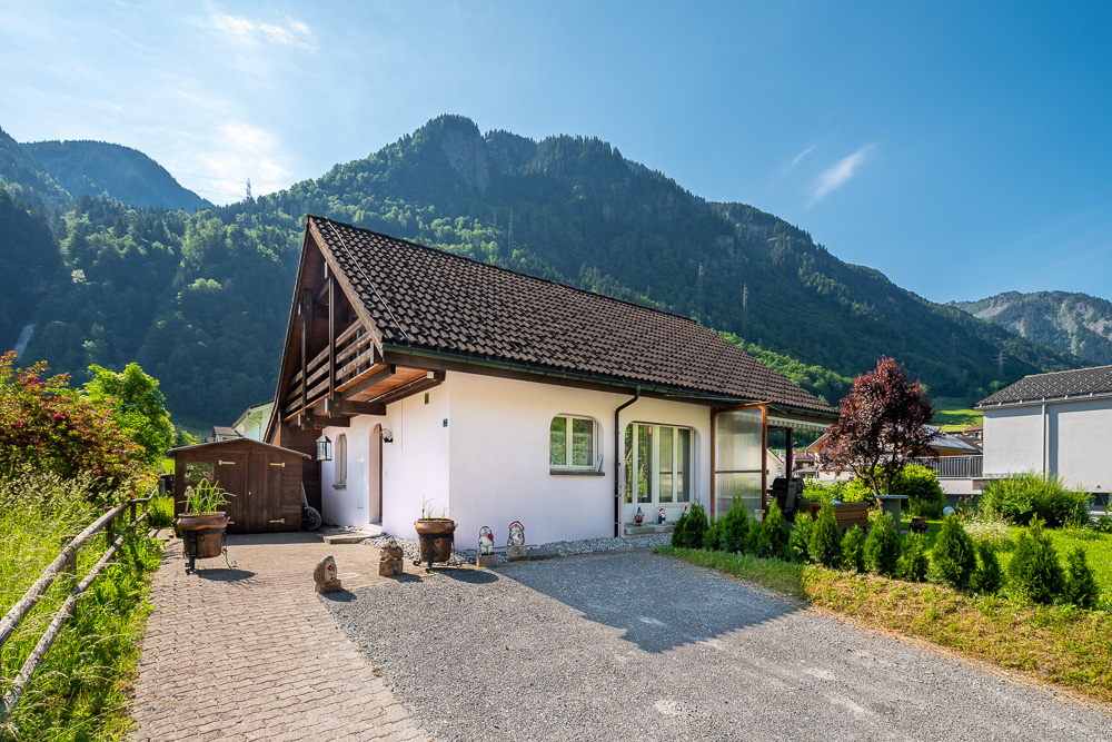 Alpenhaus mit Bergkulisse