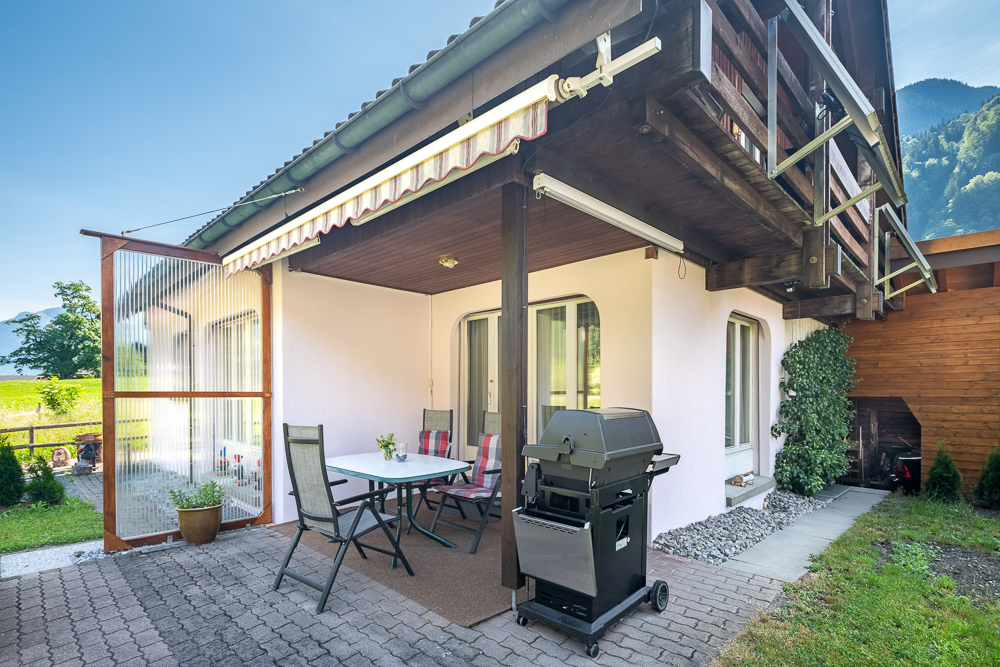 Terrasse mit Grill und Überdachung