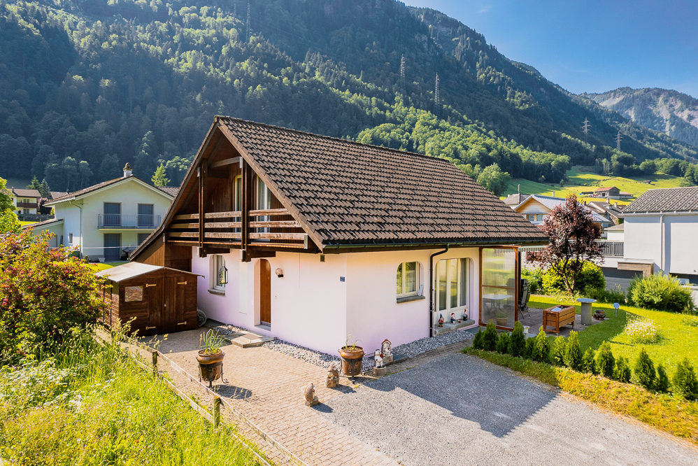 Alpenhaus mit Garten und Bergkulisse
