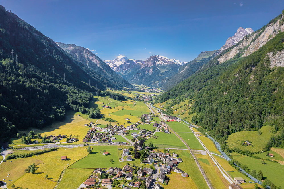 Alpen-Tal mit Siedlung