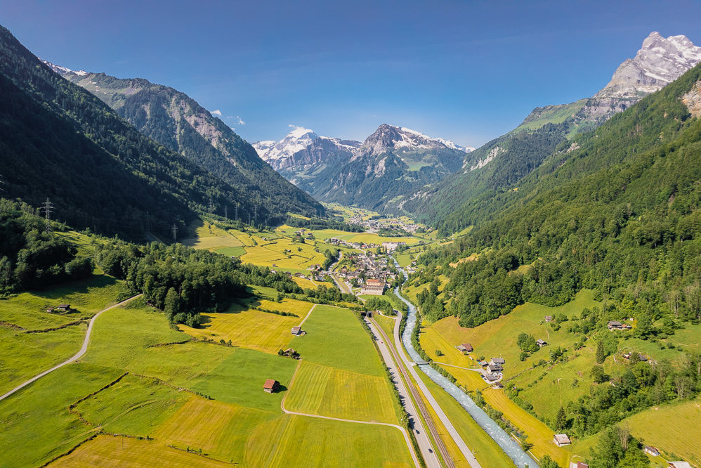 Alpines Tal mit Fluss und Bergpanorama