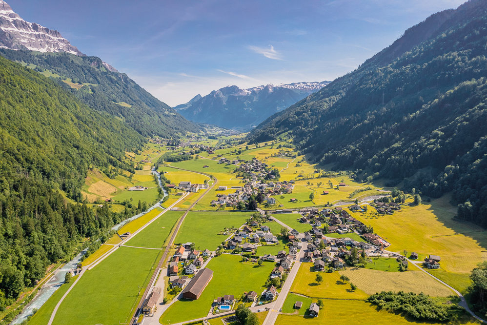 Alpenlandschaft mit Tal und Siedlungen