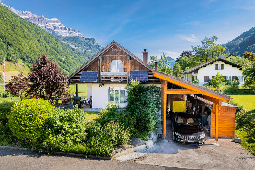 Bergchalet mit Carport und Solarpaneelen