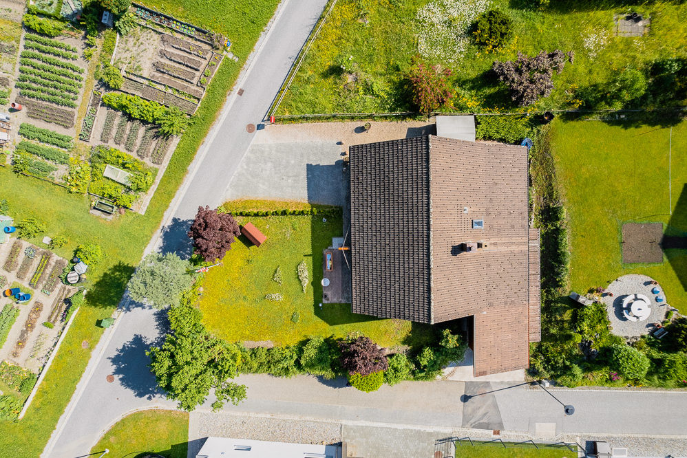Luftaufnahme eines Einfamilienhauses mit Garten