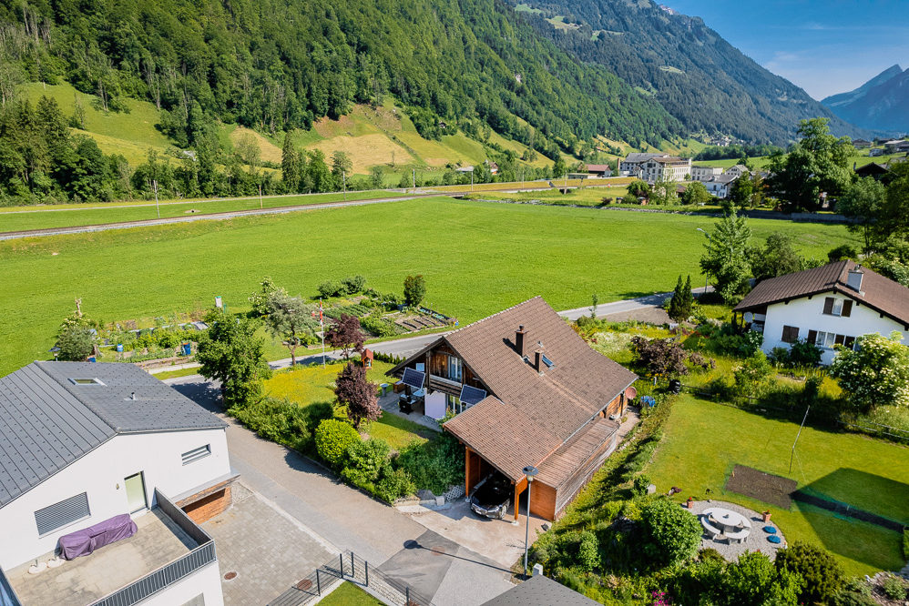 Luftaufnahme eines Wohnhauses im alpinen Tal
