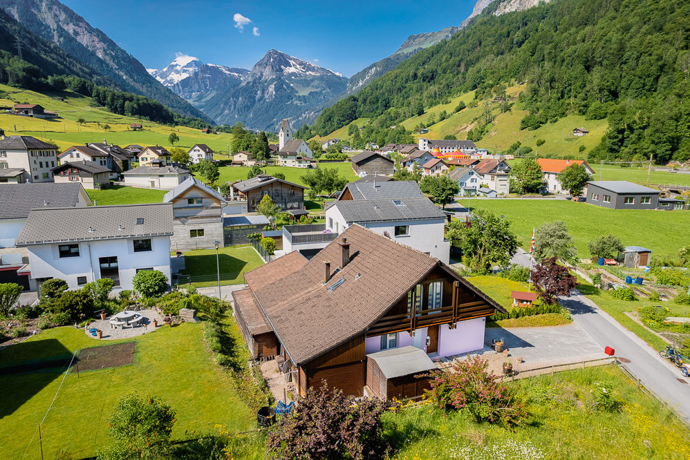 Alpen-Dorf mit Bergpanorama