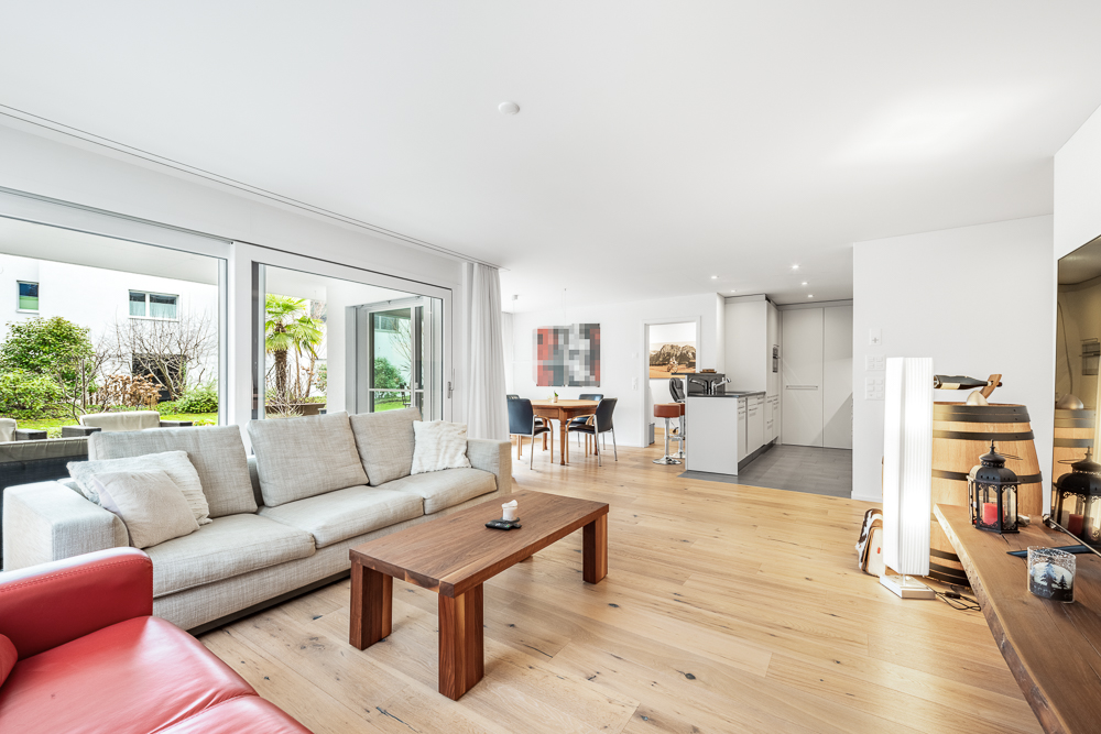 Offener Wohnbereich mit Küche und Terrasse