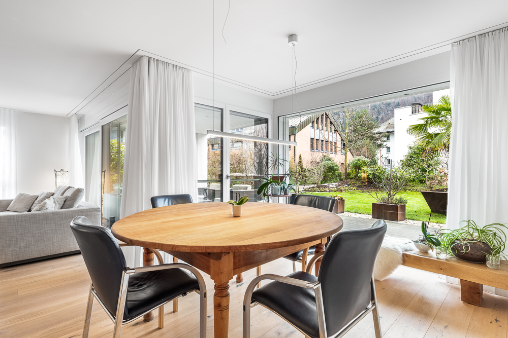 Offener Wohn- und Essbereich mit Gartenblick