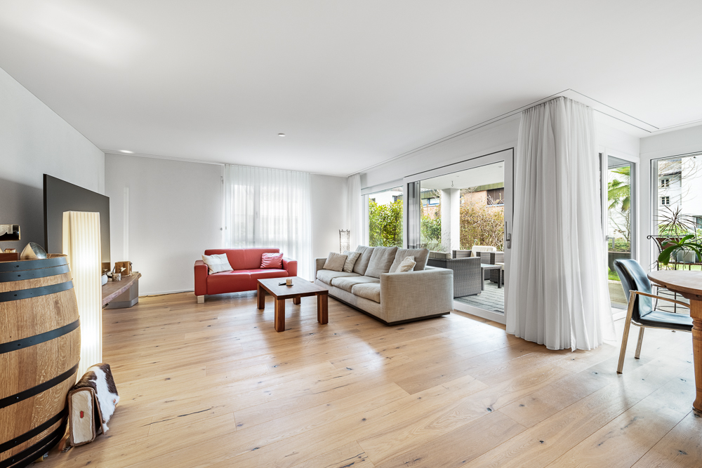 Helles Wohnzimmer mit Blick in den Garten