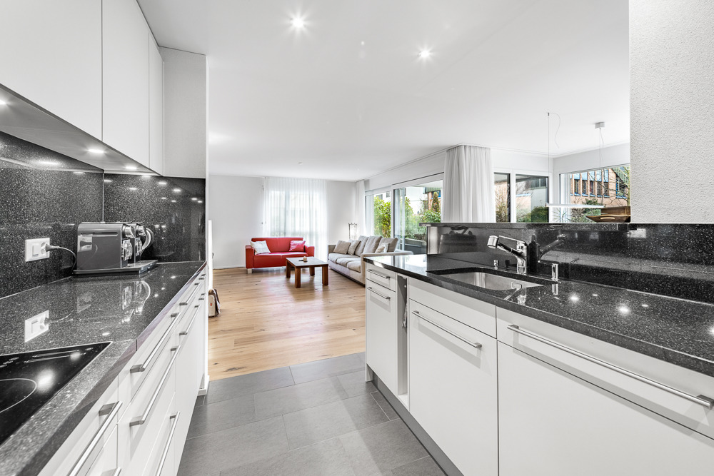 Offene Wohnküche mit Blick ins Wohnzimmer
