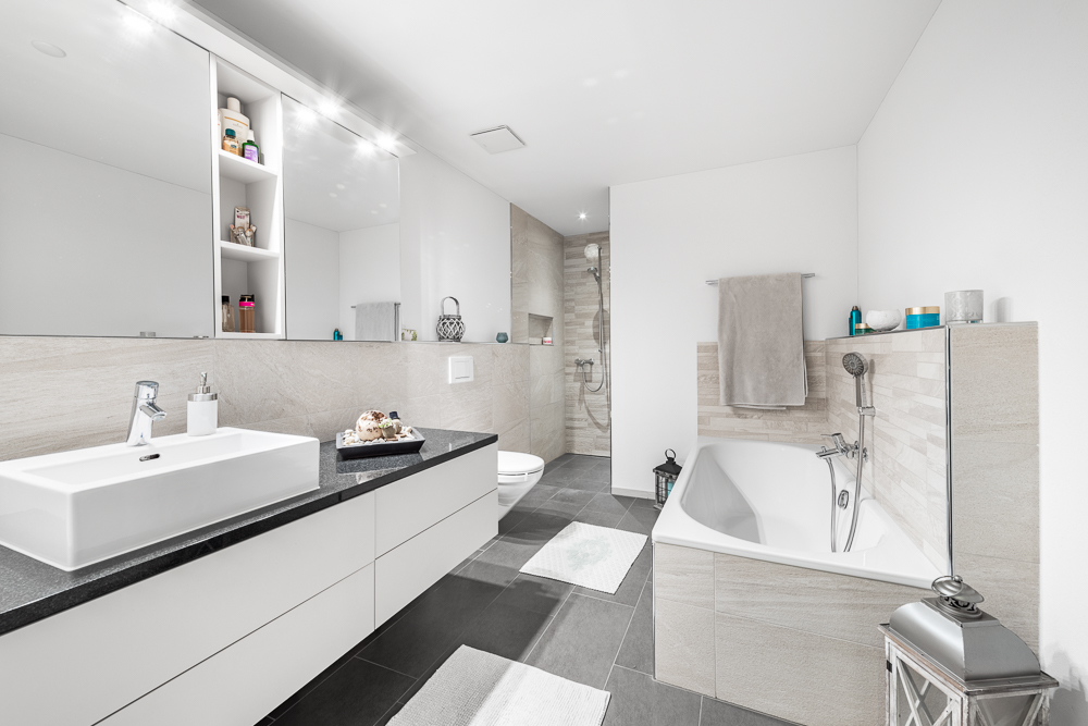 Modernes Badezimmer mit Wanne und Doppelwaschbecken