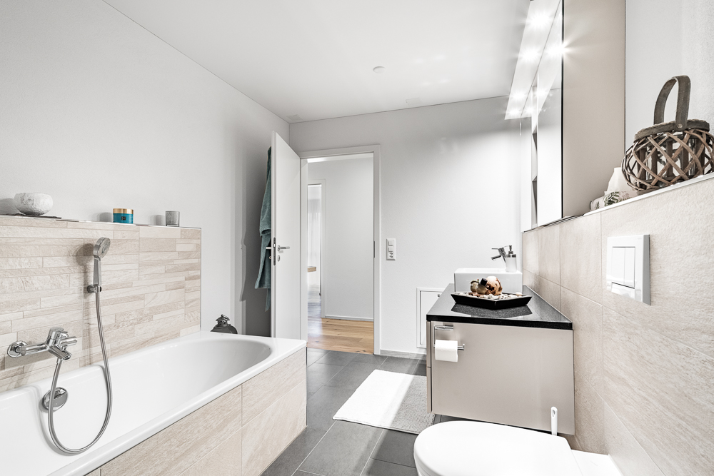 Modernes Badezimmer mit Badewanne und Waschtisch