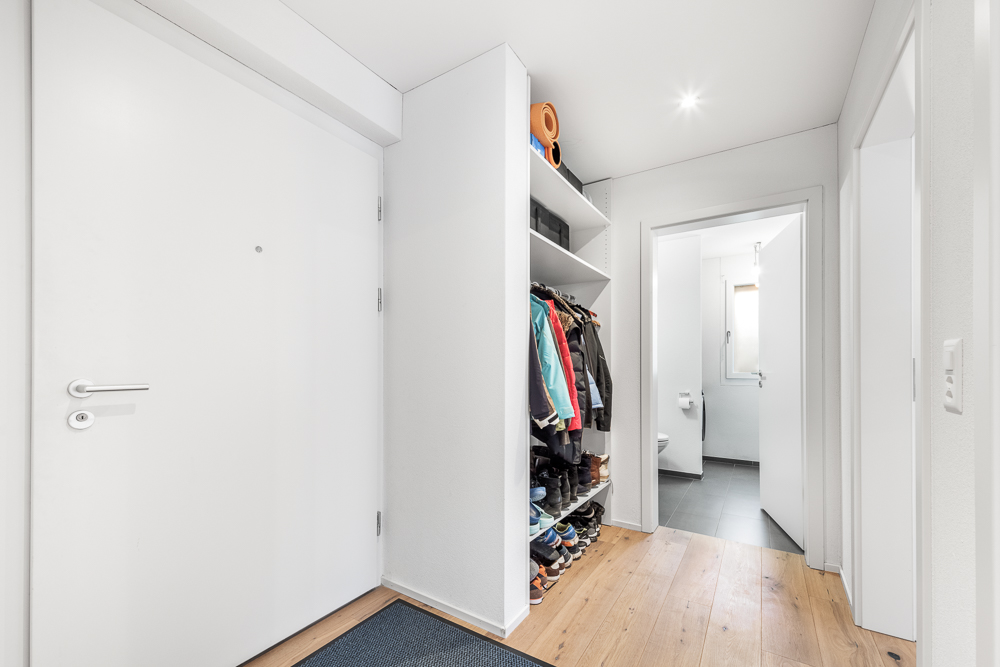 Heller Eingangsflur mit Garderobe