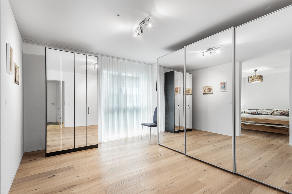 Helles Schlafzimmer mit Spiegelkleiderschrank