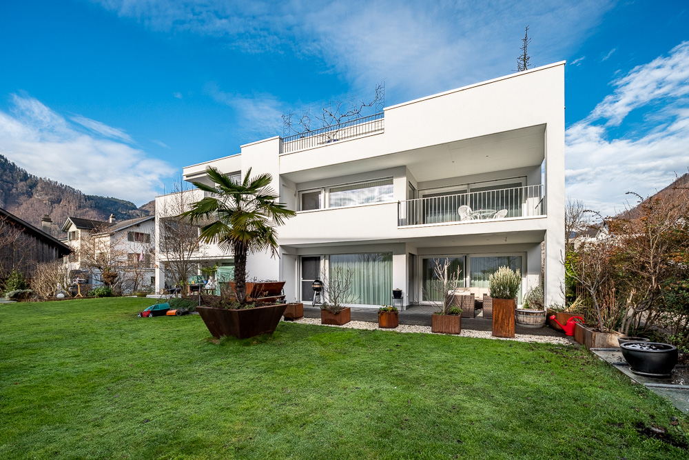 Moderne weiße Villa mit Garten