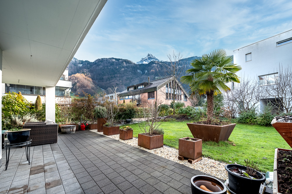 Terrasse mit Garten und Bergblick