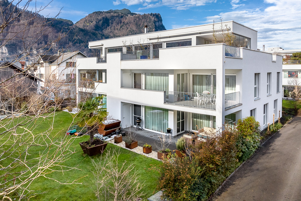Modernes Wohnhaus mit Garten und Balkon