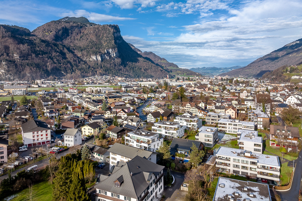 Städtischer Talblick mit Bergen